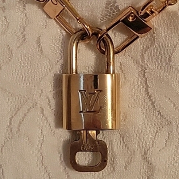 Louis Vuitton Accessories - 🔐 Louis Vuitton #309 LV Padlock & Key Set w/ Curb Link Gold-tone Necklace NEW!